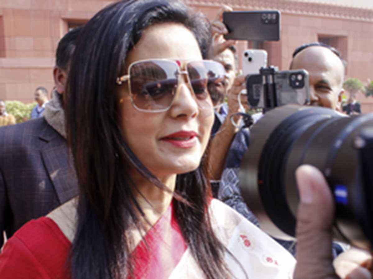 महुआ मोइत्रा के पिता के आवास पर सीबीआई की रेड